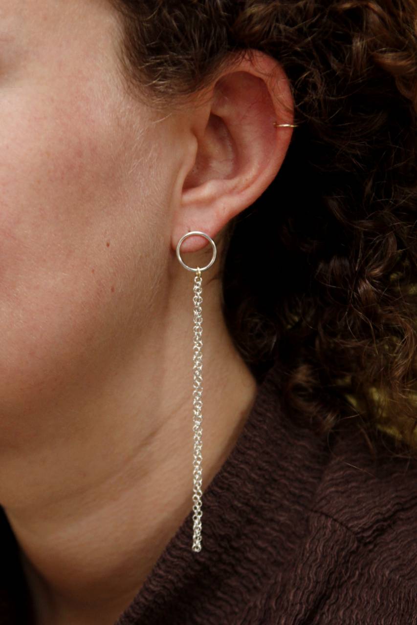 Oorbel Alma | Lange lijn van goud met zilver