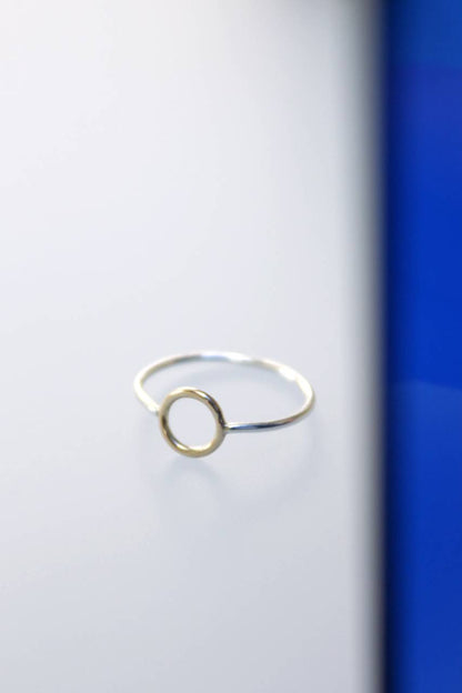 Ring Round Small | Een minimalist met een gouden detail
